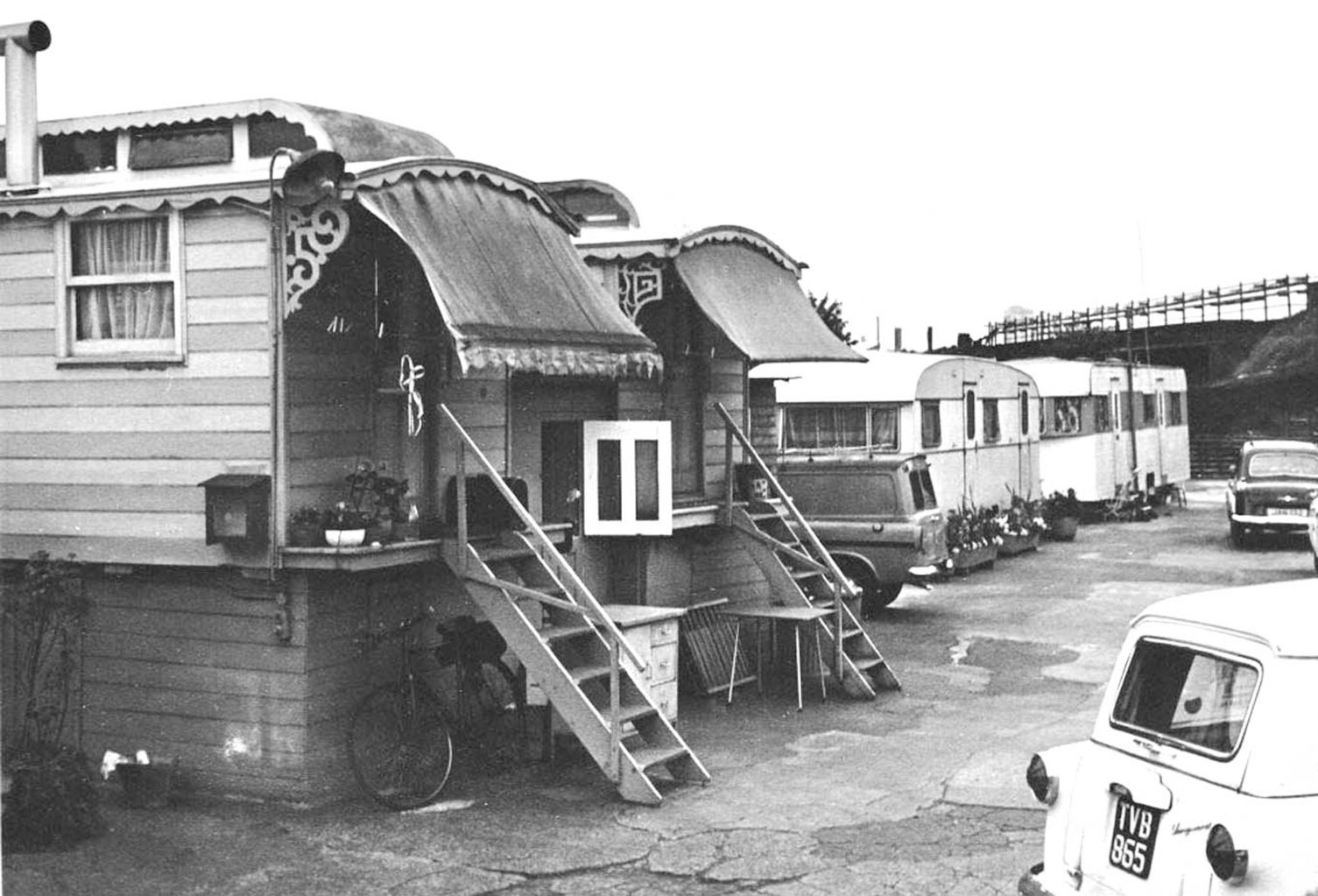 Black and white photo of traveller caravans in Mills' Yard, Battersea